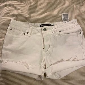 White Levi’s jean shorts